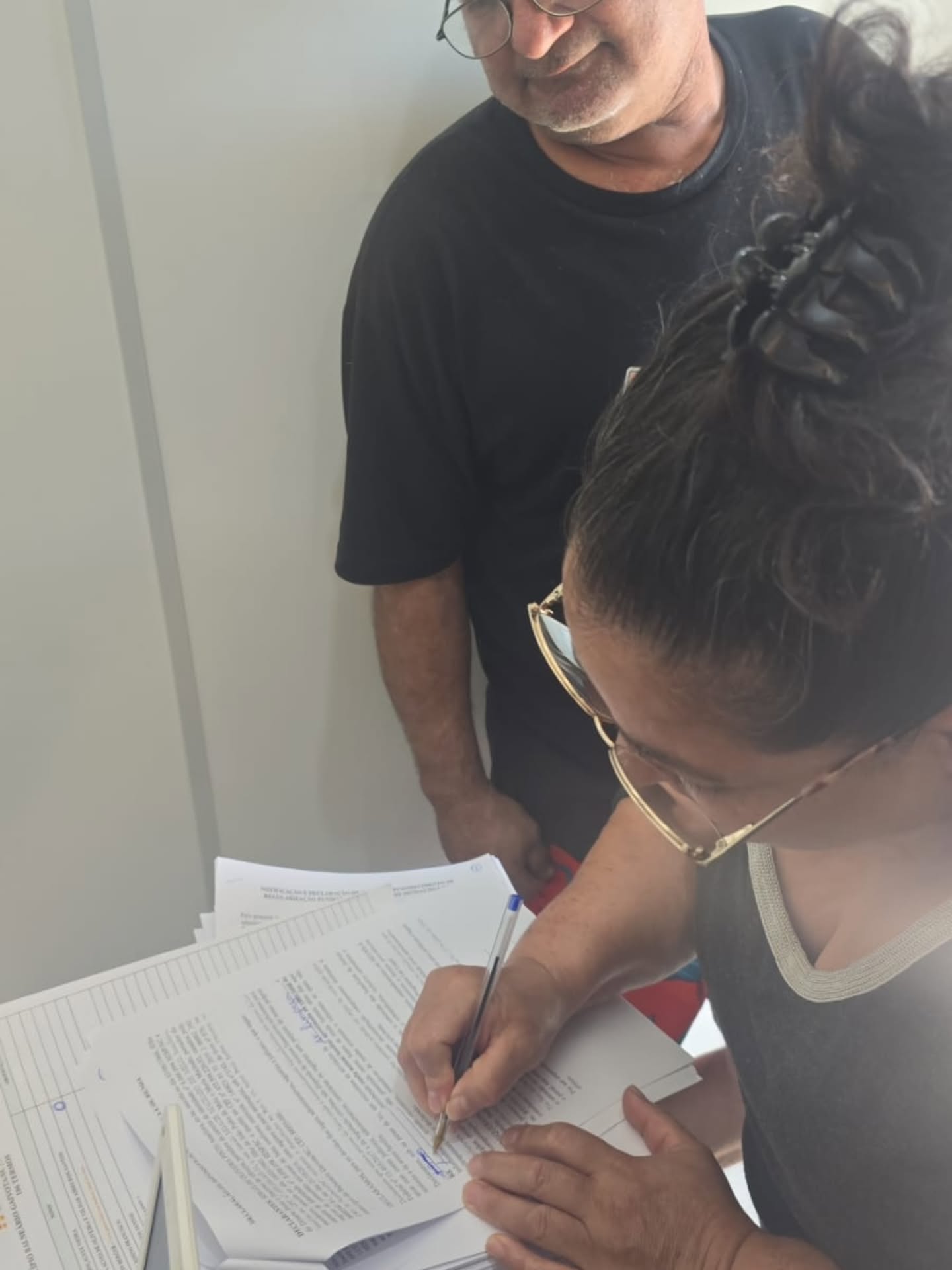 Casal assinando documentos