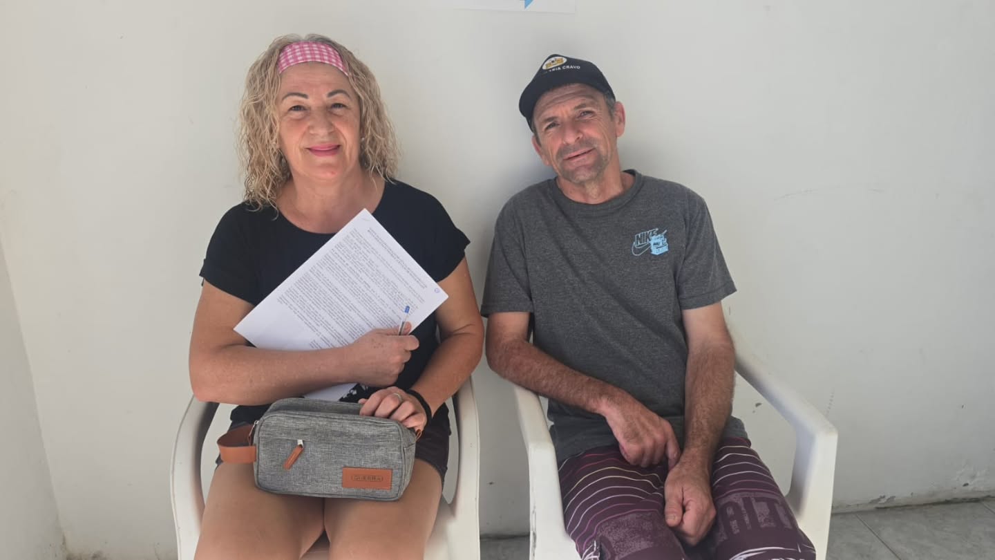 Casal com documento na espera