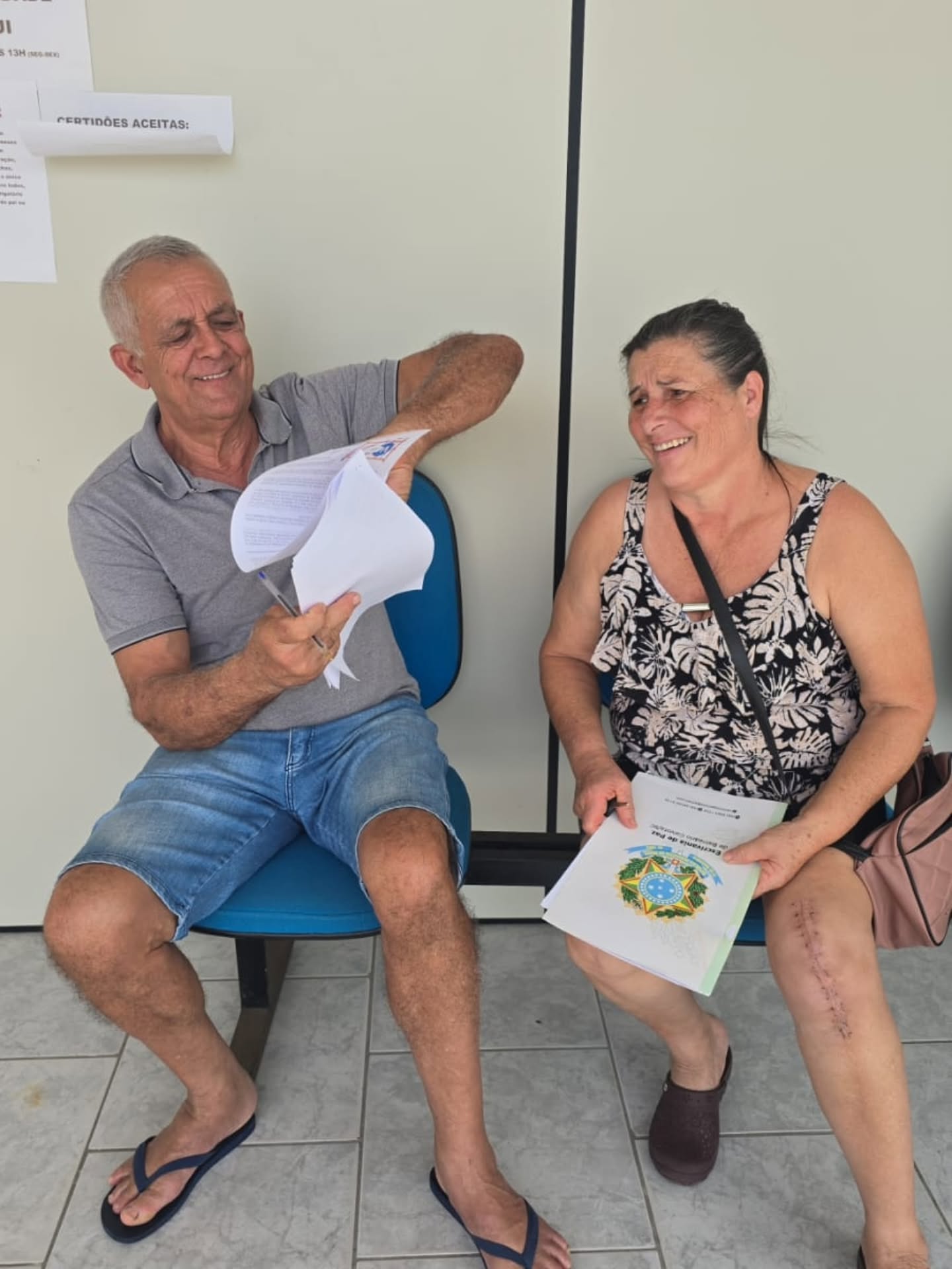 Casal com documentos da Escrivania de Paz