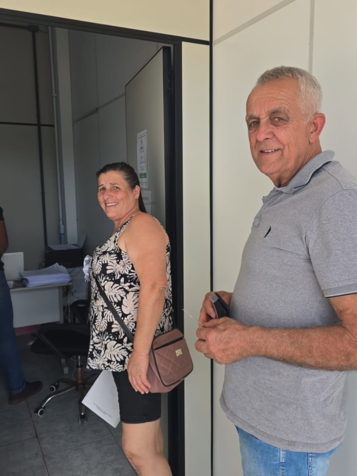 Casal no atendimento na sala