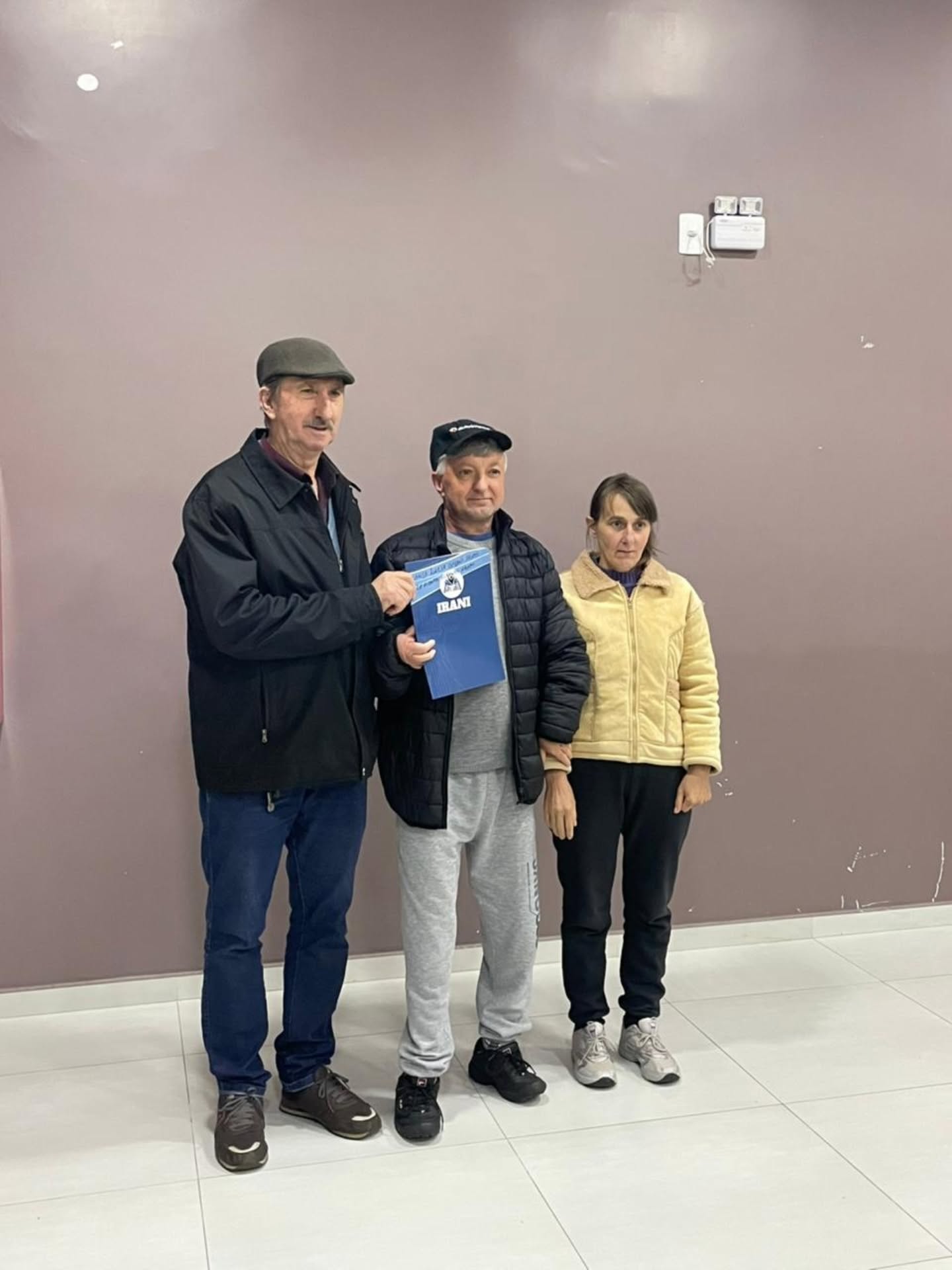 Entrega de título - casal com homem de boina