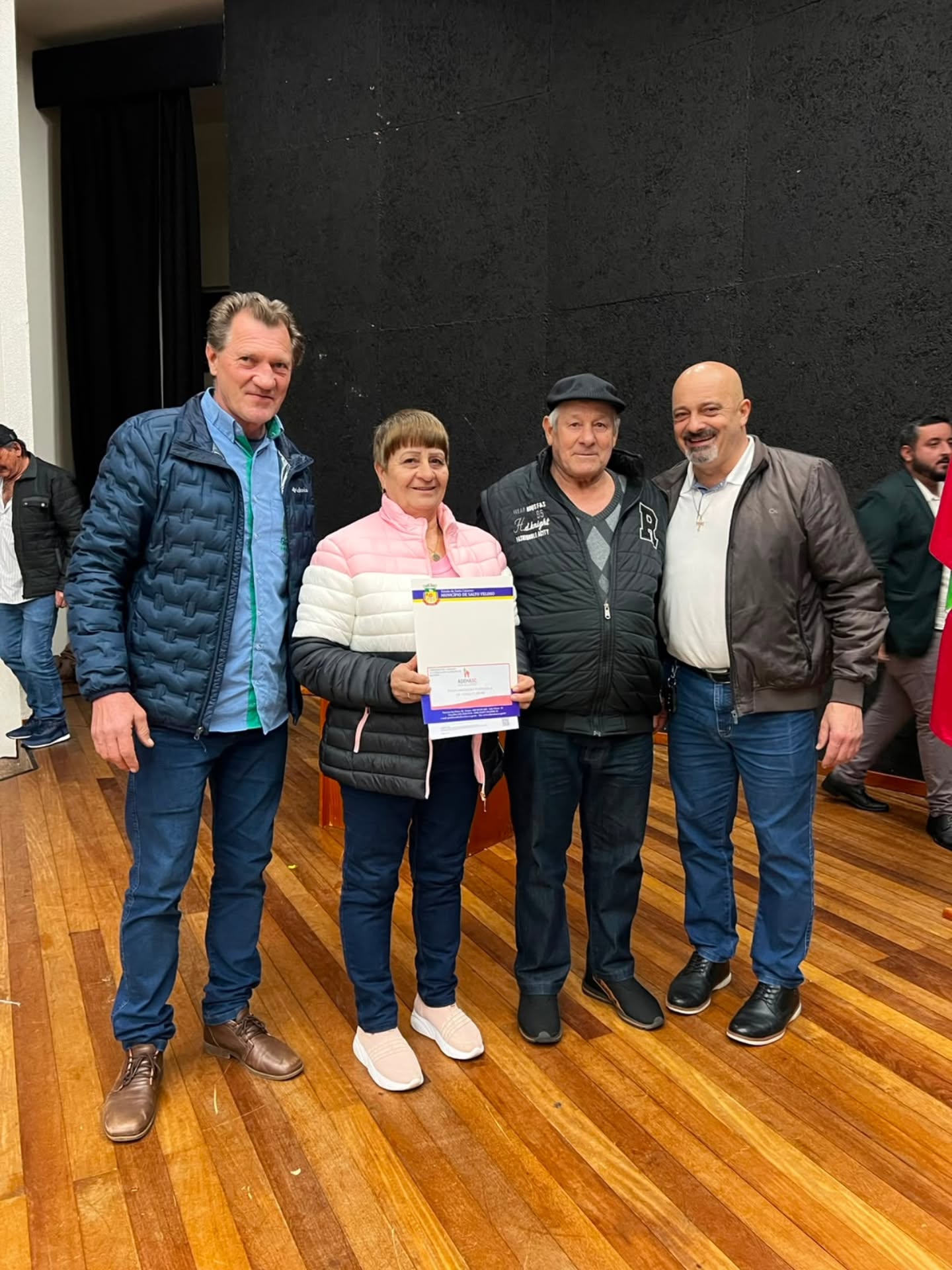Entrega de título - casal (senhora de rosa)