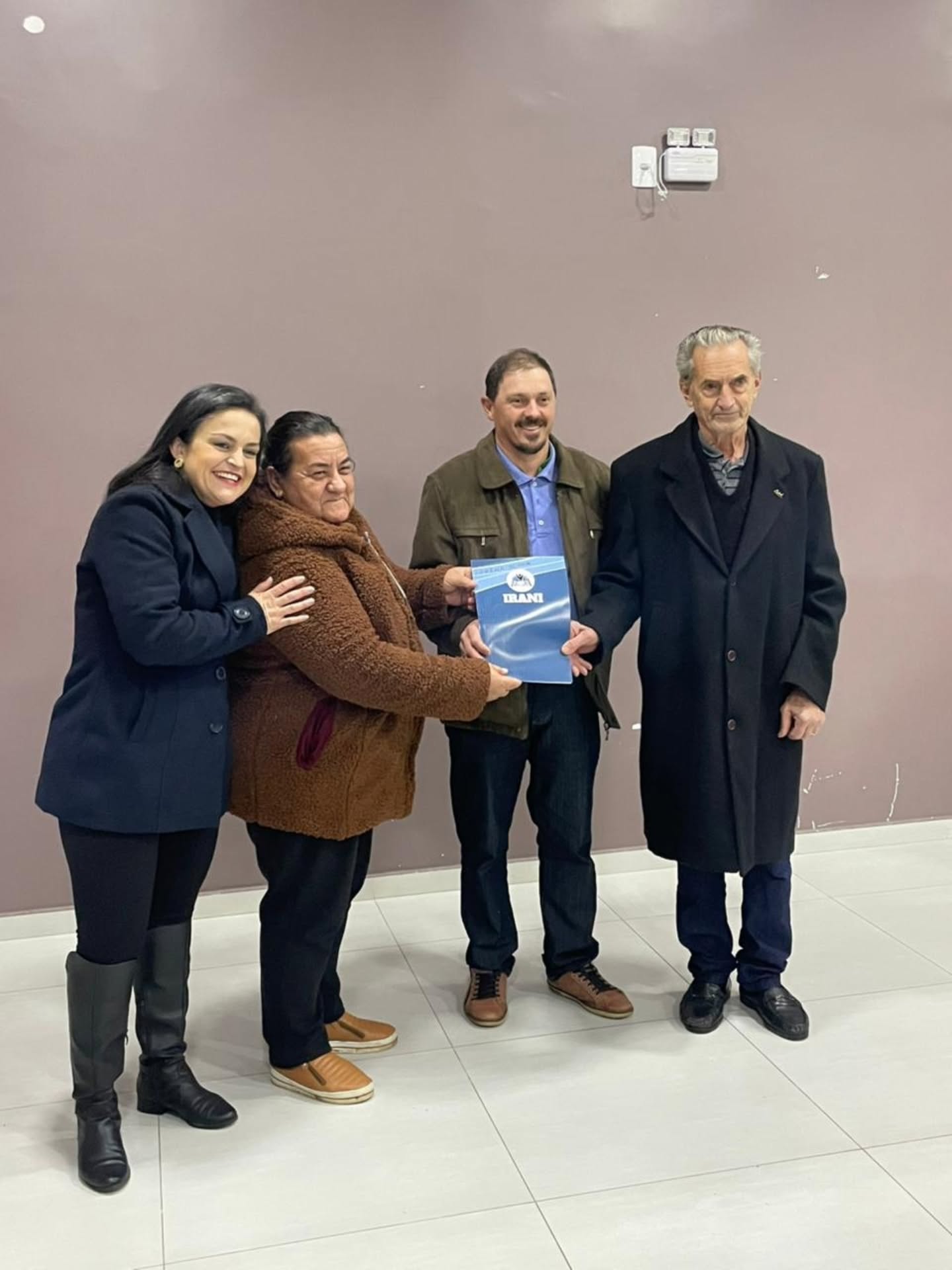 Entrega de título - família com senhor de sobretudo