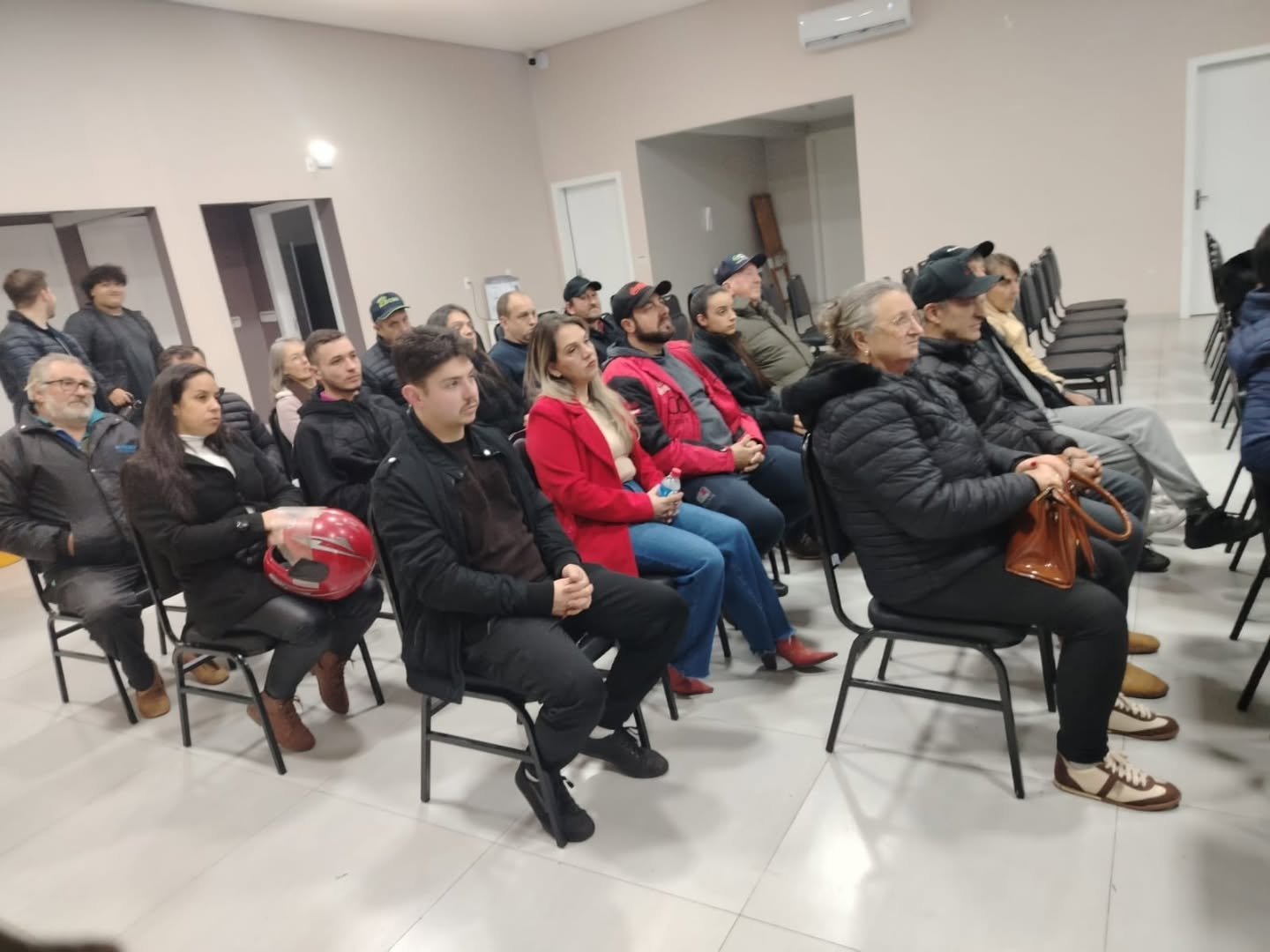 Entrega de título - grupo de cinco pessoas
