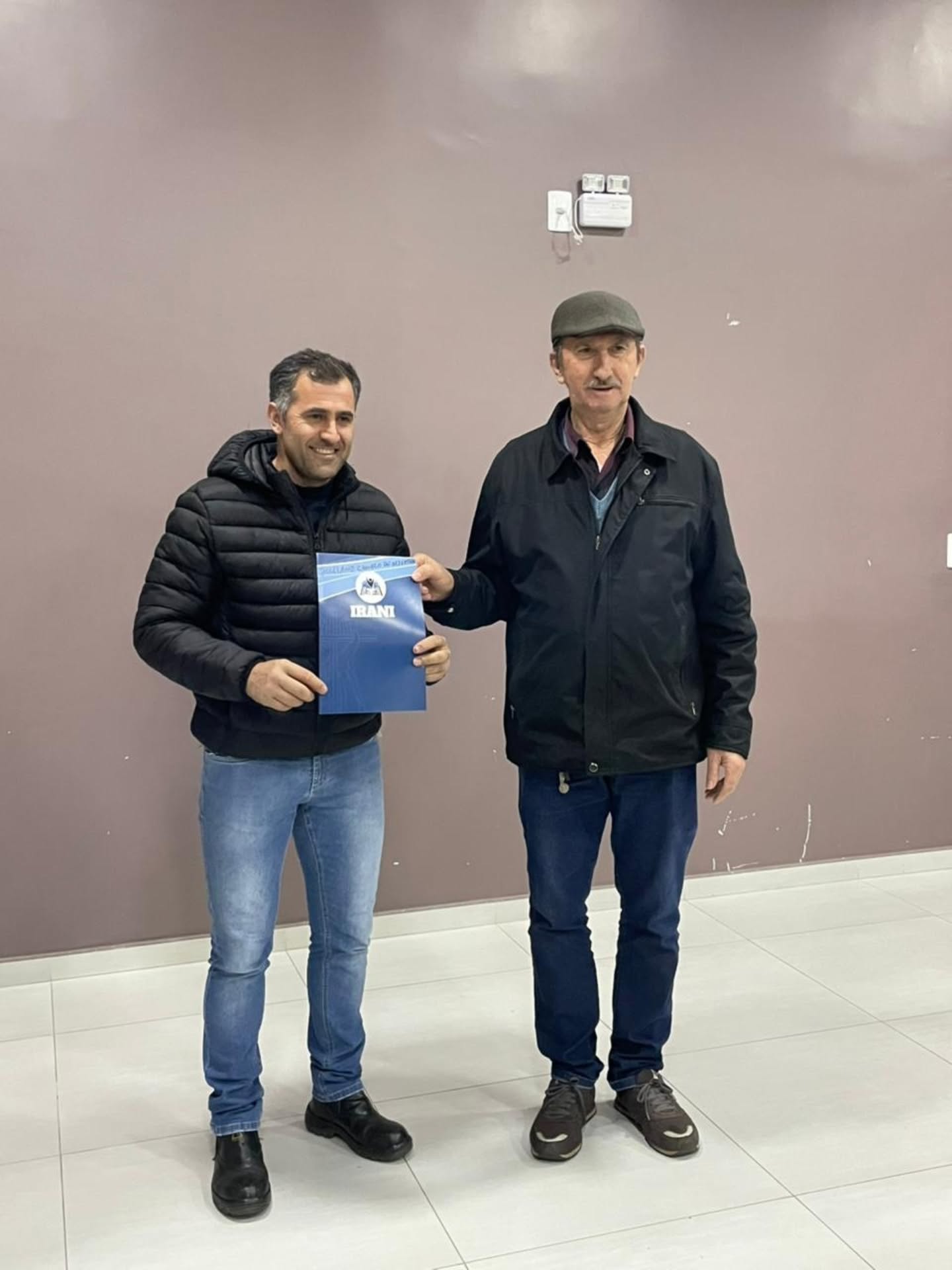 Entrega de título - morador de jaqueta preta