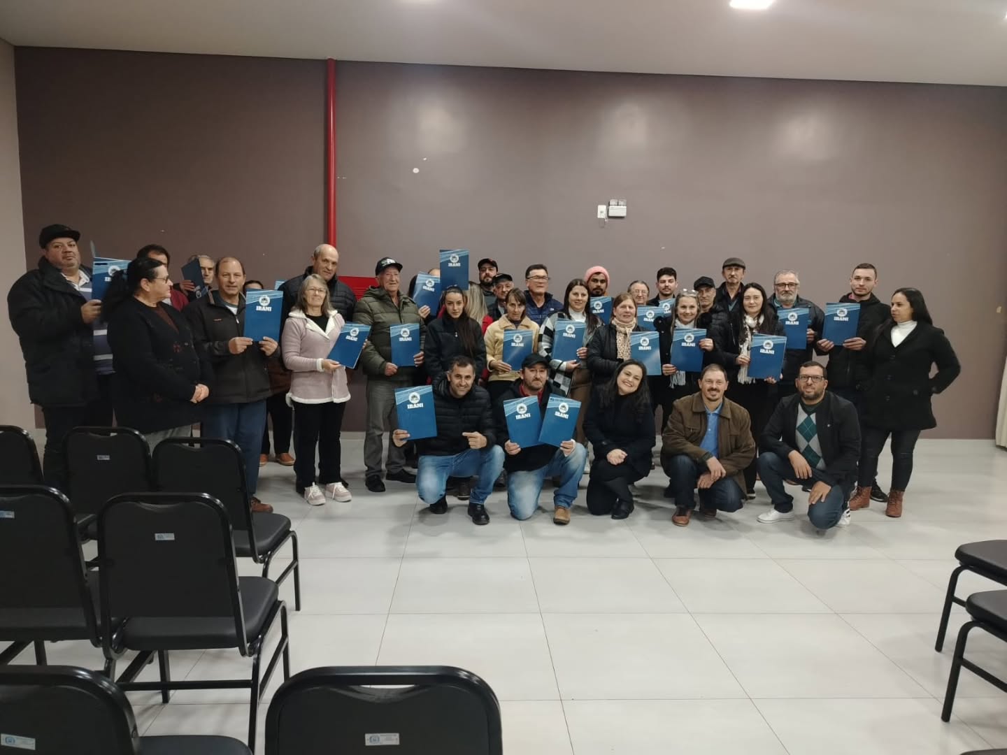 Foto em grupo com os títulos