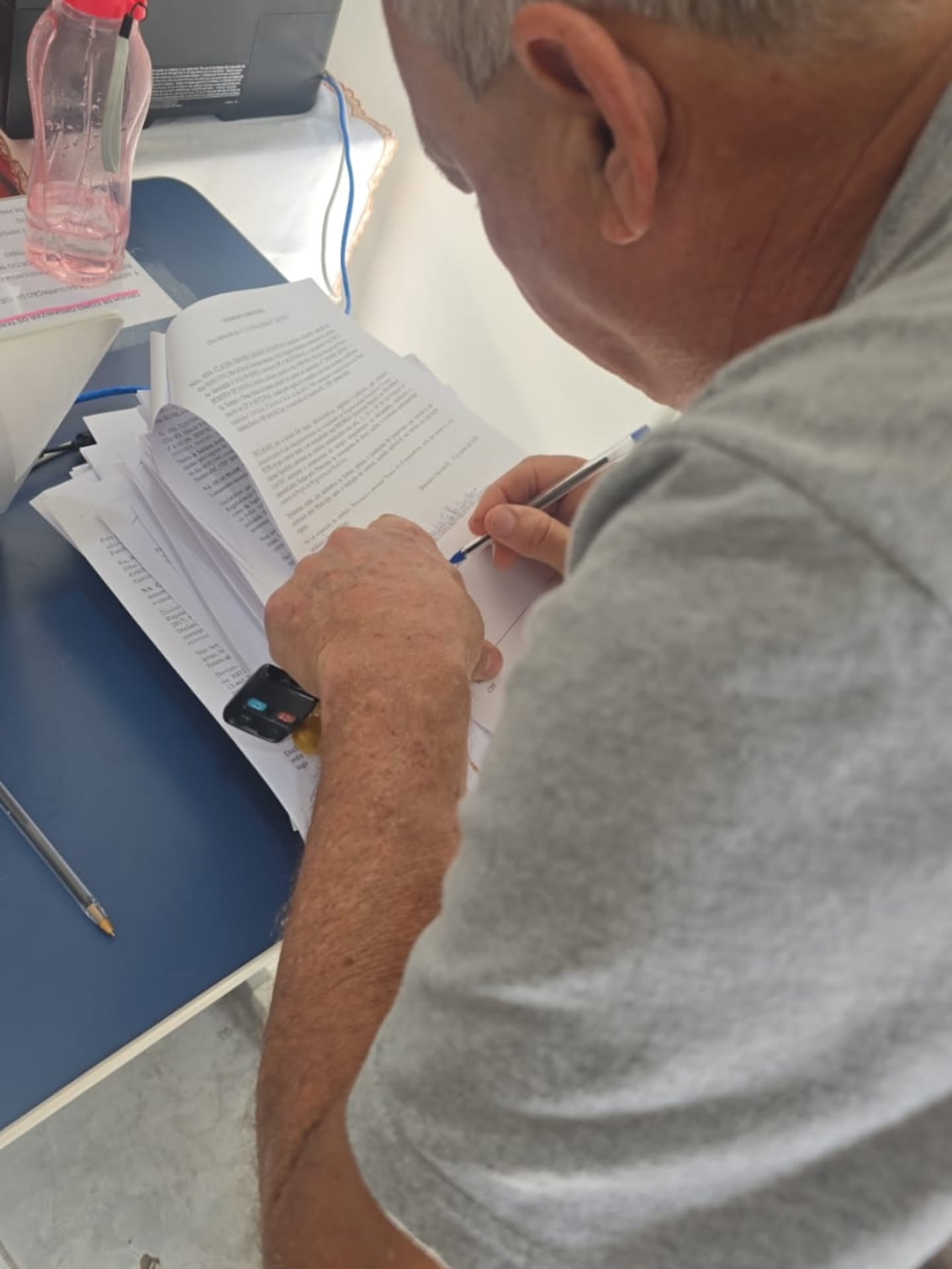 Morador assinando documentos