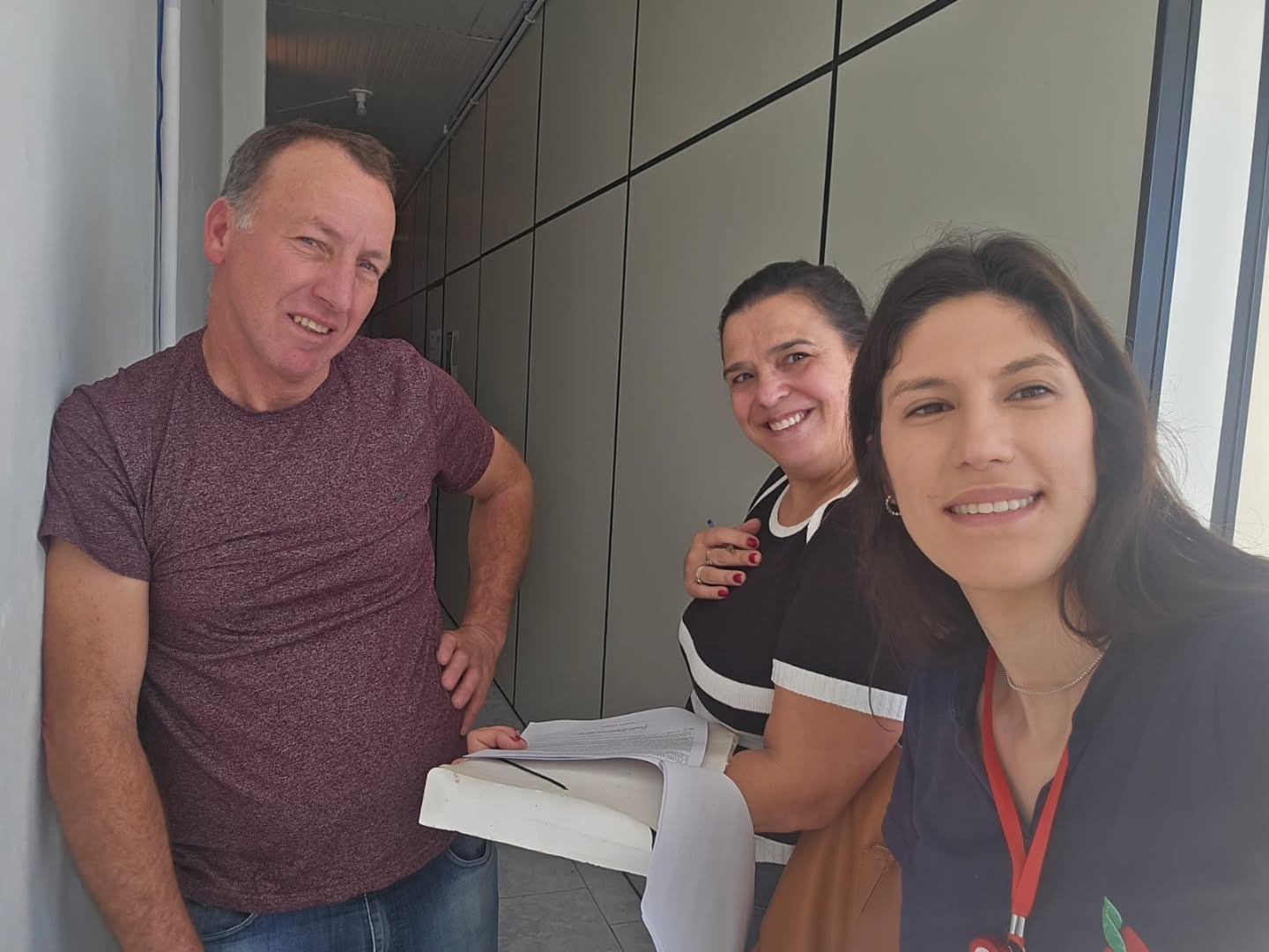 Selfie da equipe com moradores