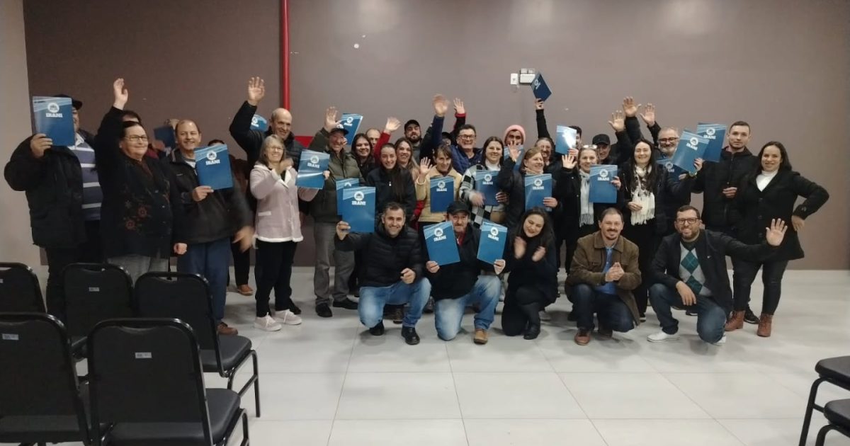 Foto em grupo comemorando