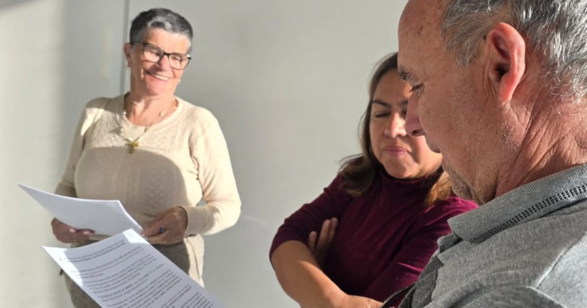 Moradores lendo os documentos
